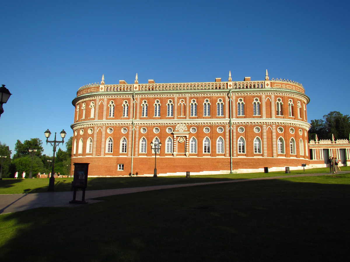 Парадный фасад Хлебного дома