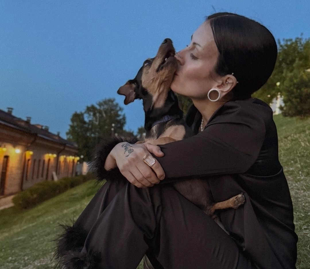    «И спустя годы передают приветы»: тату-мастерица превратила однушку в приют для животных