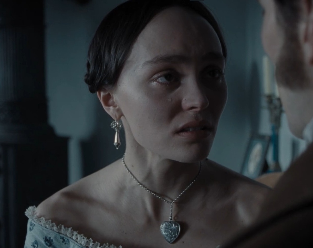 Вот такая натуженная и будет ходить Лили-Эллен большую часть фильма.