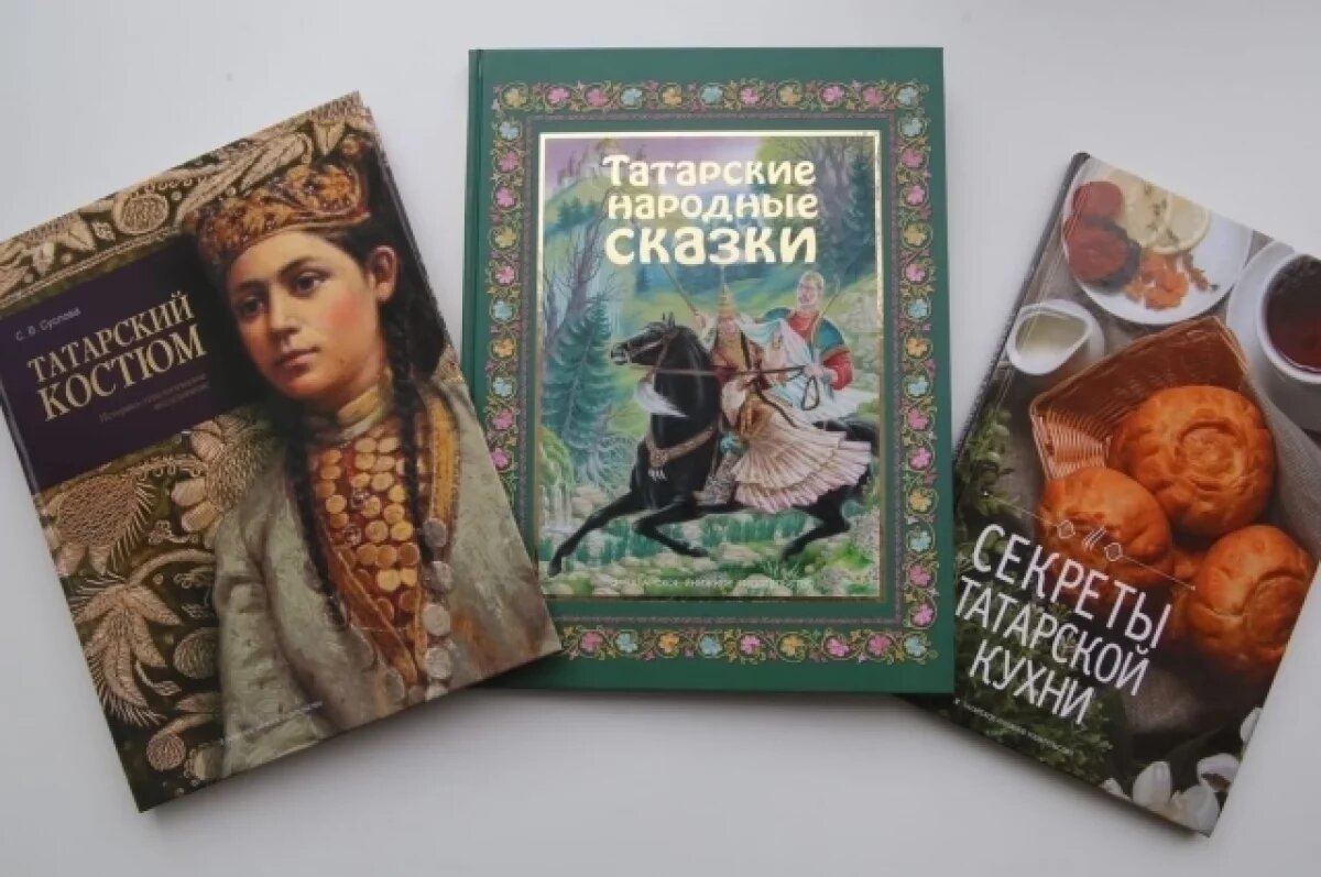    На трёх языках.