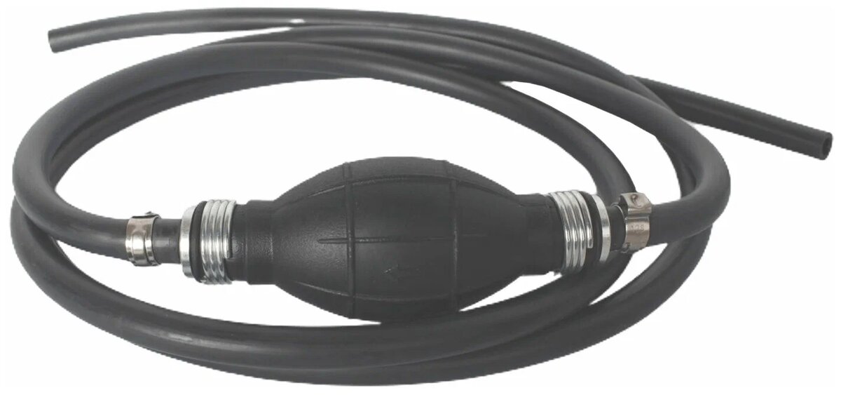 Шланг с резиновой грушей предназначен для подачи и перекачки воды, дизельного топлива, бензина, спирта и других технических жидкостей (кроме растворителей) из одной емкости в другую.
Длина устройства: 1,65 м. Длина шланга до груши 0,75 м, после груши 0,75 м, внешний диаметр шланга 13 мм, внутренний 8 мм.
- Направление движения жидкости указано стрелкой
Опустите один конец шланга в емкость с жидкостью и нажмите на "грушу". Система клапанов обеспечит перекачку.