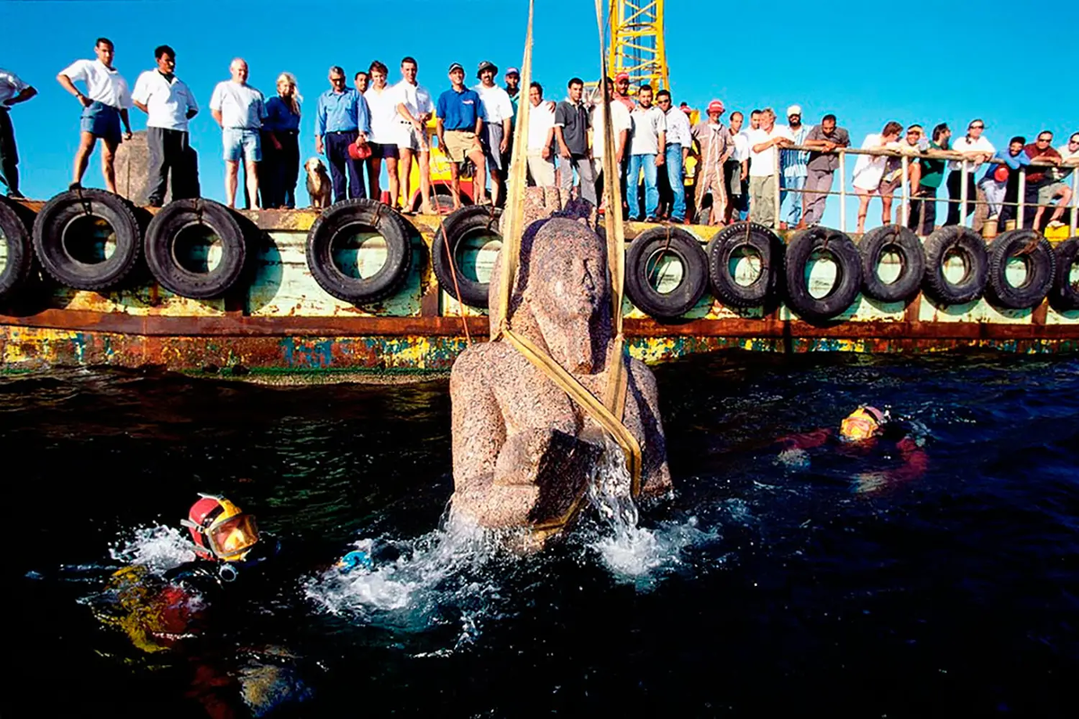 Подъём статуи бога Хапи. (Источник: guidepointer.ru)