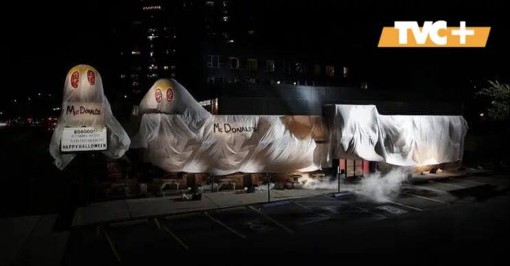 Огромным белым полотном накрыли весь ресторан