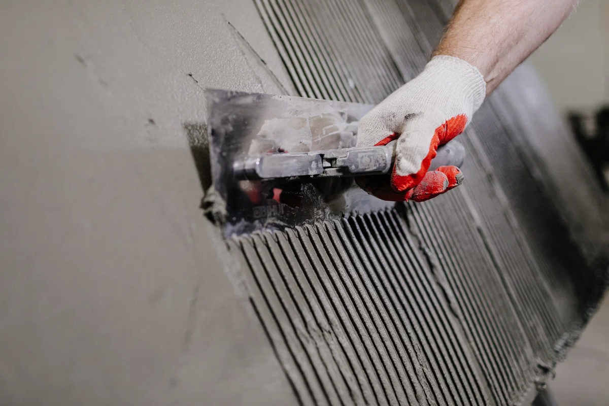 Размер зубца зависит от типа плитки