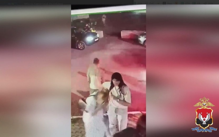    Видео: житель Ижевска забросал брусчаткой посетителей бара