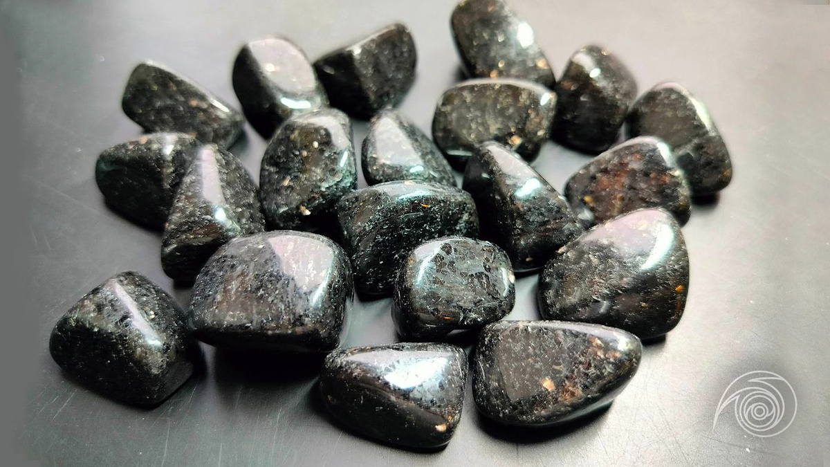 Таинственный камень, приехавший под названием "звездный нууммит" (фото автора)