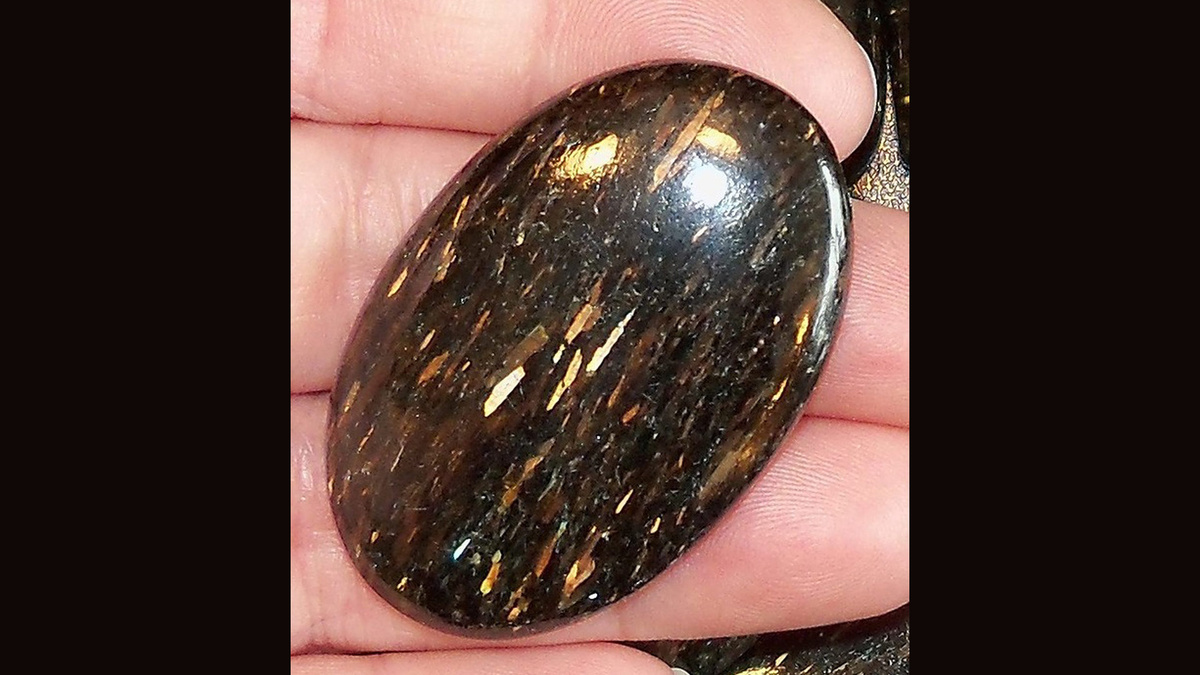 Кабошон из нууммита с выраженными блестками "звездопада" (pinterest)