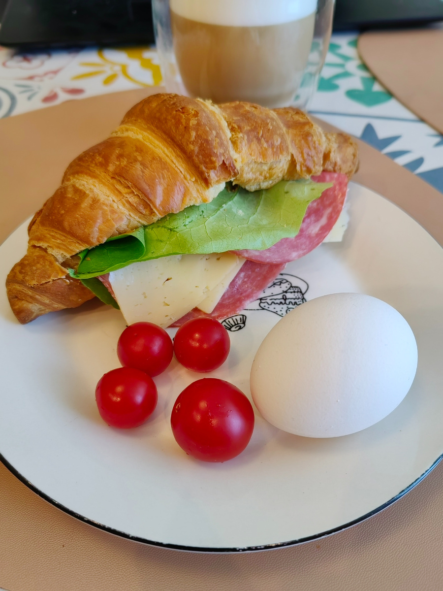 Красиво и неторопливо завтракаю только в выходные. Теплый круассан из пекарни, капучино с пенкой. Сериал по подписке в онлайн кинотеатре. В рабочие утрЫ - просто кофе с бутербродом, - и бегом до садика и на работу...