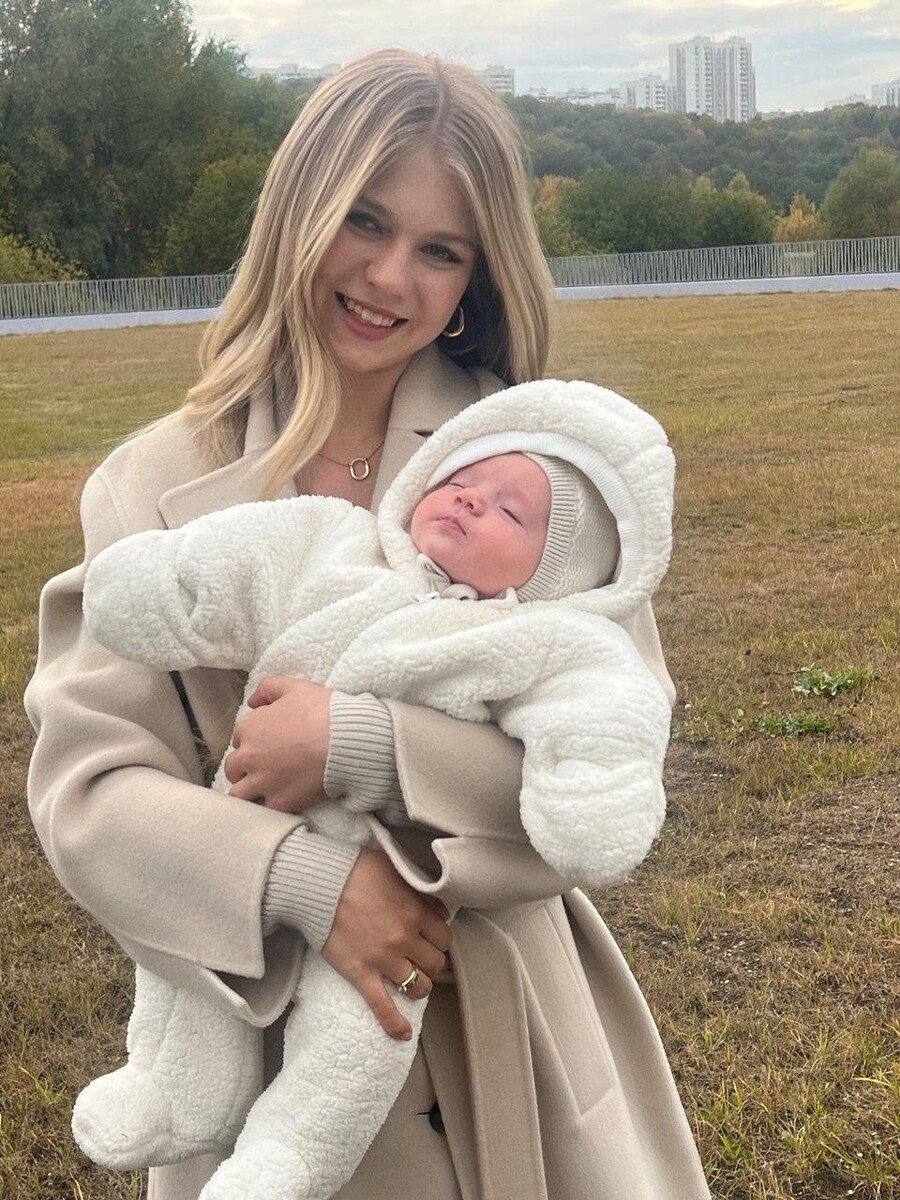    Александра Трусова с сыном . Источник: t.me/avtrusovaofficial