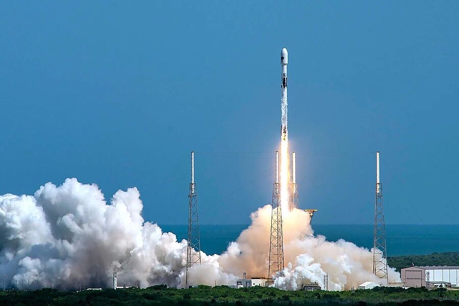 Старт ракеты Falcon 9 компании SpaceX