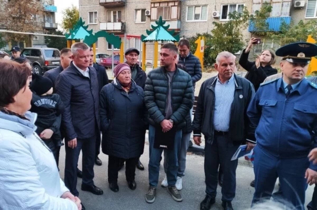    Глава Саратова Исаев встретился с жителями пострадавших от БПЛА домов