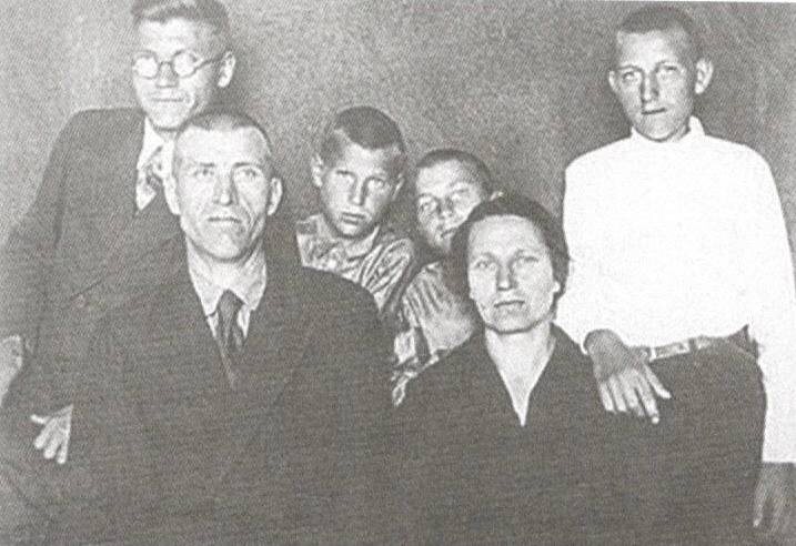 Семья Уткиных. Середина 1930 гг. Архив Музея БГТУ «ВОЕНМЕХ» им. Д.Ф. Устинова