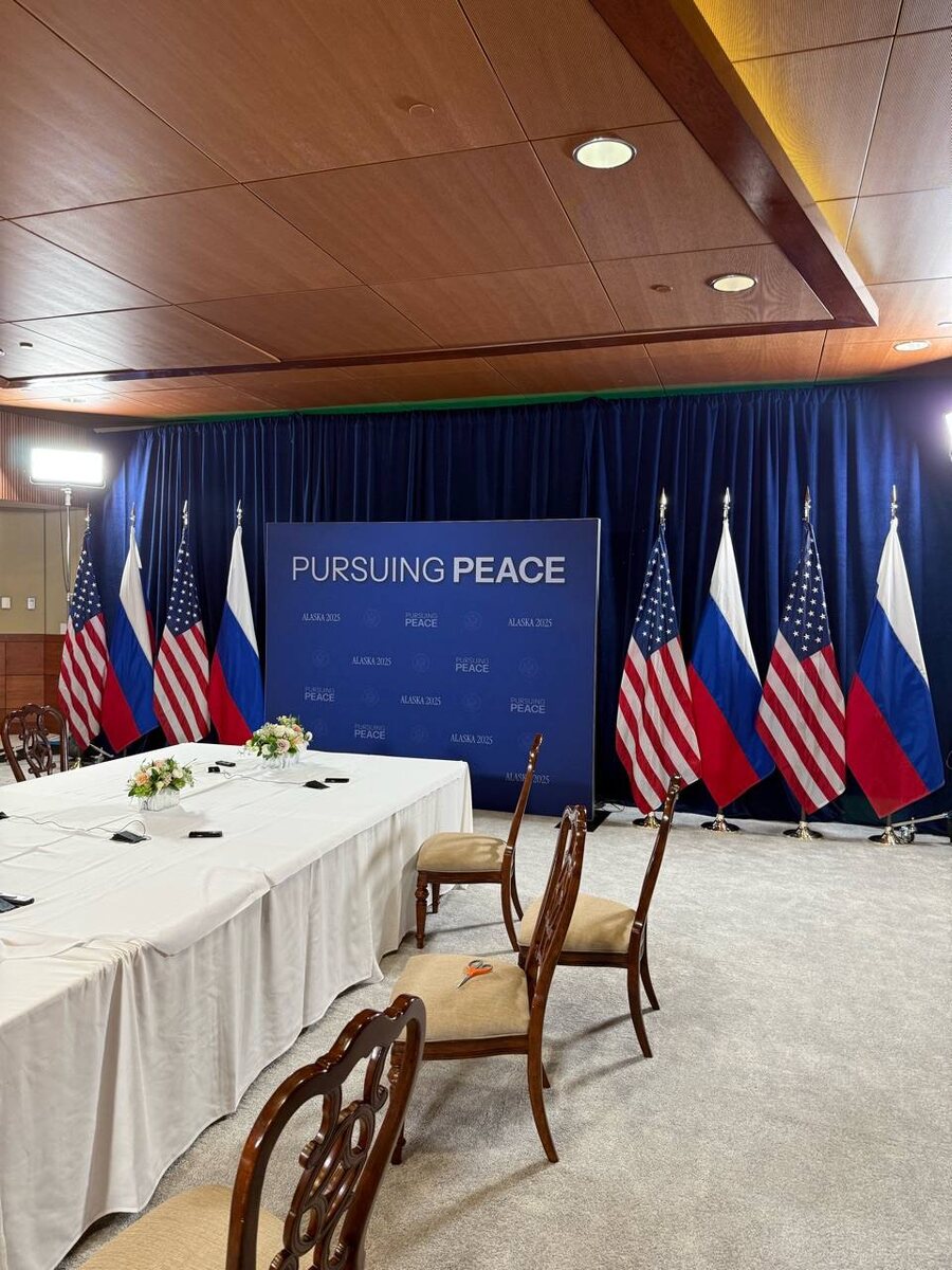 Глава РФПИ, спецпредставитель президента РФ по инвестиционно-экономическому сотрудничеству с зарубежными странами Кирилл Дмитриев до начала переговоров выложил в своем Telegram-канале снимок кабинета, в котором позже прошла встреча президентов России и США Владимира Путина и Дональда Трампа. Источник: https://t.me/kadmitriev