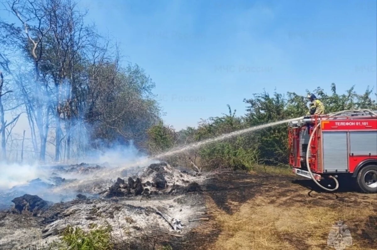   В Ростовской области за сутки потушили пять пожаров и помогли при семи ДТП