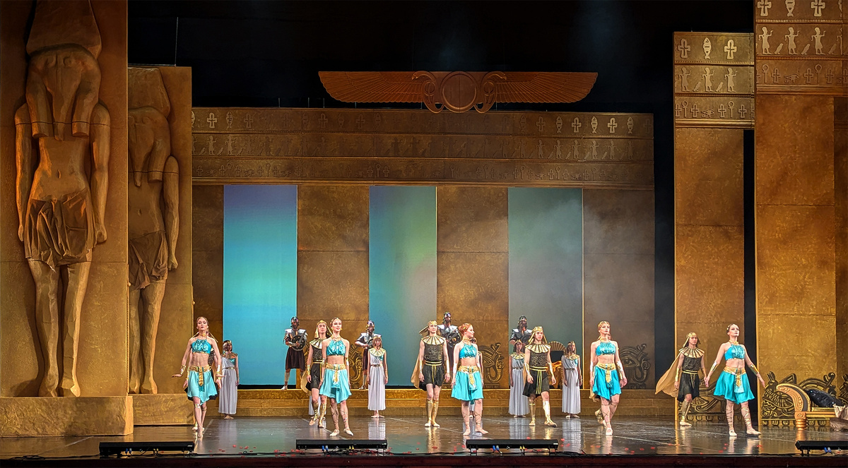 Декорации и костюмы отсылают к древнему Египту.