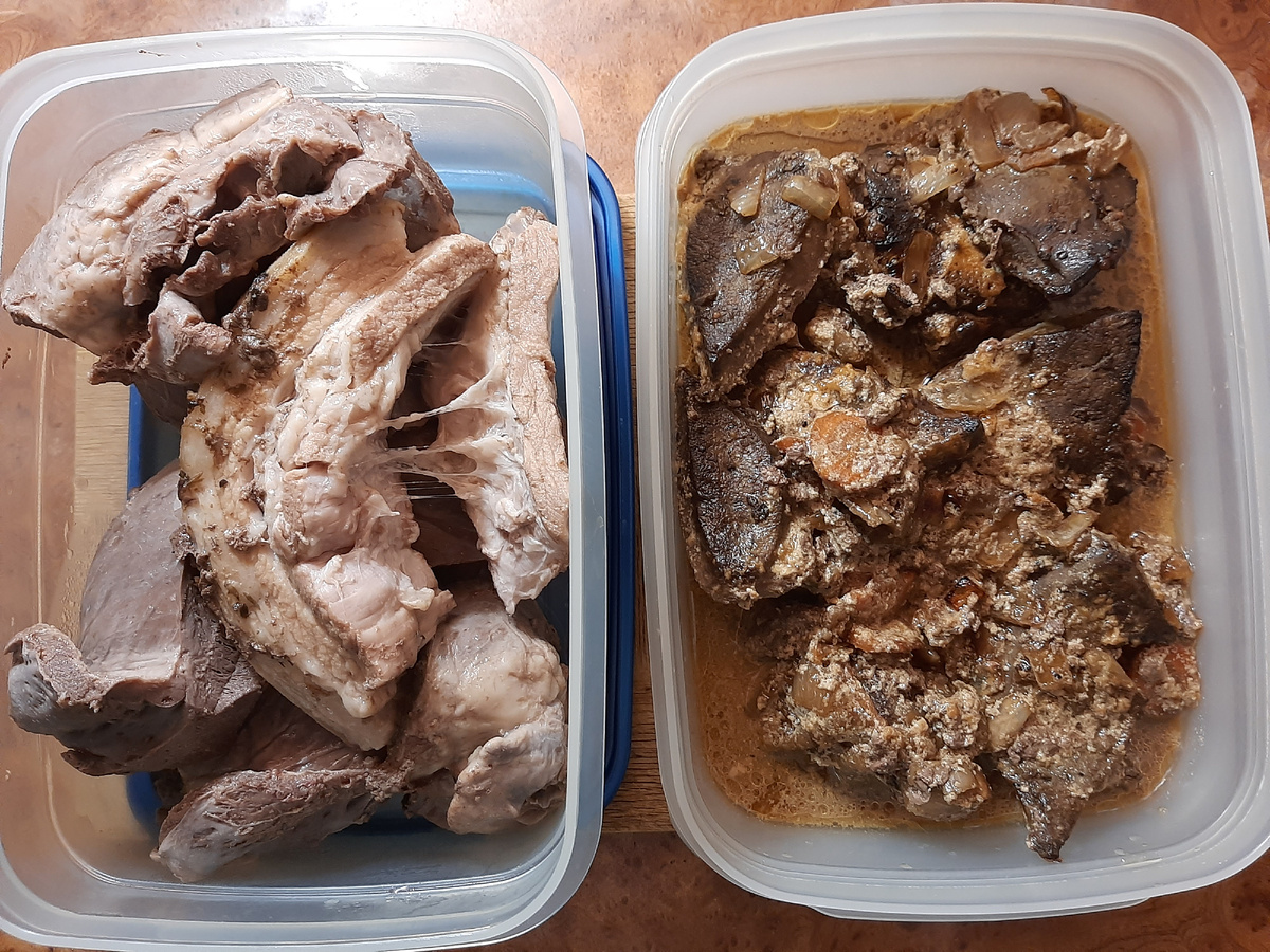 Сердце и мясо варила в скороварке. Мясу многовато, но сердце получилось мягкое. В обычной кастрюле такого результата добиться не могу. Почему раньше так не делала? Теперь сердце буду покупать и отваривать. Вкусное, как язык и можно многое приготовить. Печень тушила с луком, морковью и сливками. Отварная мне не нравится. Теперь осталось перекрутить.