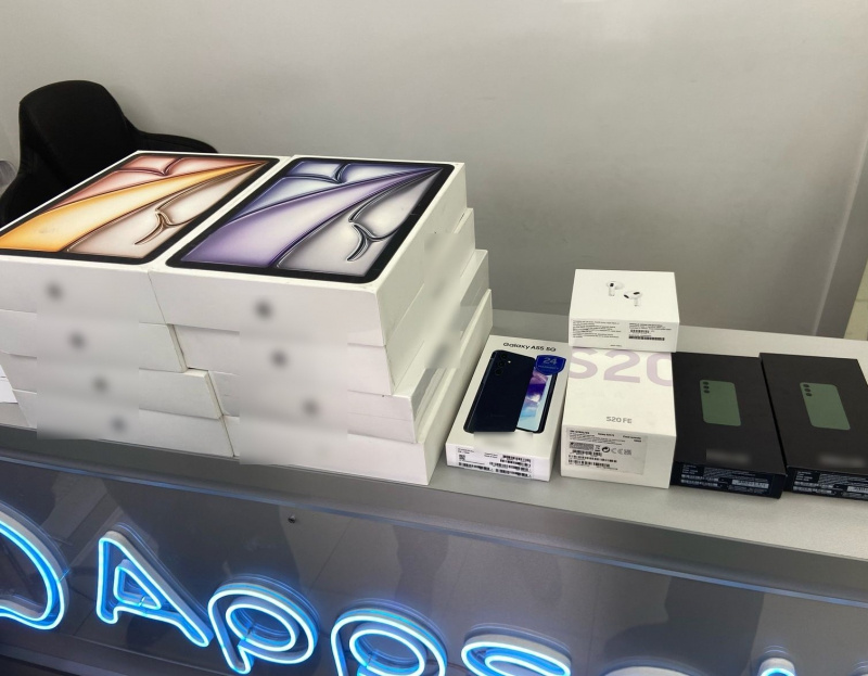    Таможенники изъяли "серые" мобильники и приставки на миллион рублей в ПетрозаводскеКарельская таможня