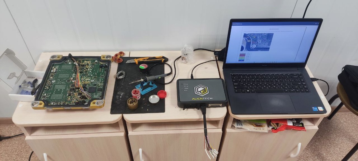 Оборудование KessV3 в процессе программного отключения AdBlue на CLAAS