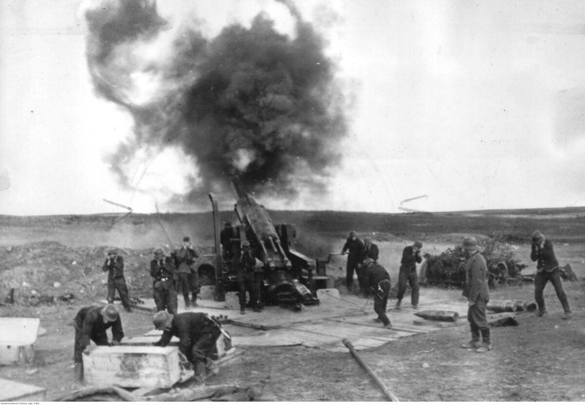 Немецкие артиллеристы ведут огонь из гаубицы 24 cm Haubitze 39 под Ленинградом.