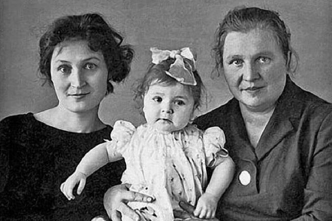 Жанна Агузарова с мамой и бабушкой. Фото из личного архива