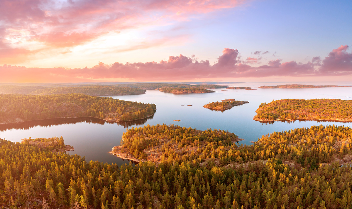 Осенью Карелия окрашивается в алые и золотые тона, перемежая их с зеленью хвойных лесов.Фото: FOTOGRIN / Shutterstock.com