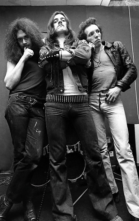Первый состав Motörhead (слева направо): Ларри Уоллис, Лемми, Лукас Фокс.