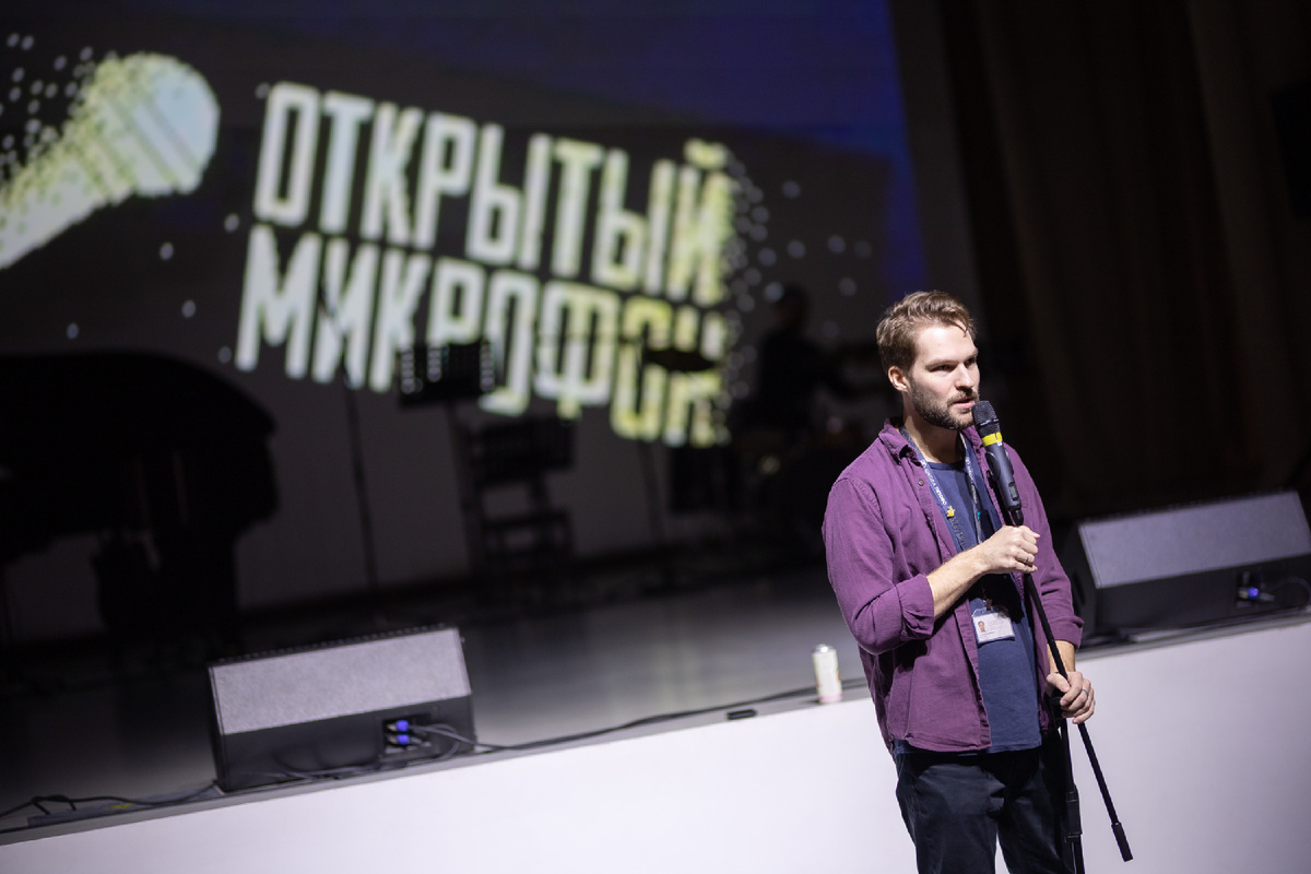 Фото из школьного архива: Андрей Михайлович на мероприятии в «Летово»