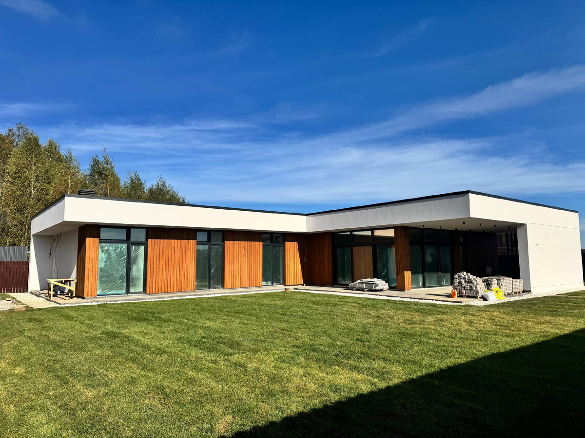 Дом в стиле хай-тек с комбинированным фасадом из штукатурки и планкена. Реализация - Брикхаус.