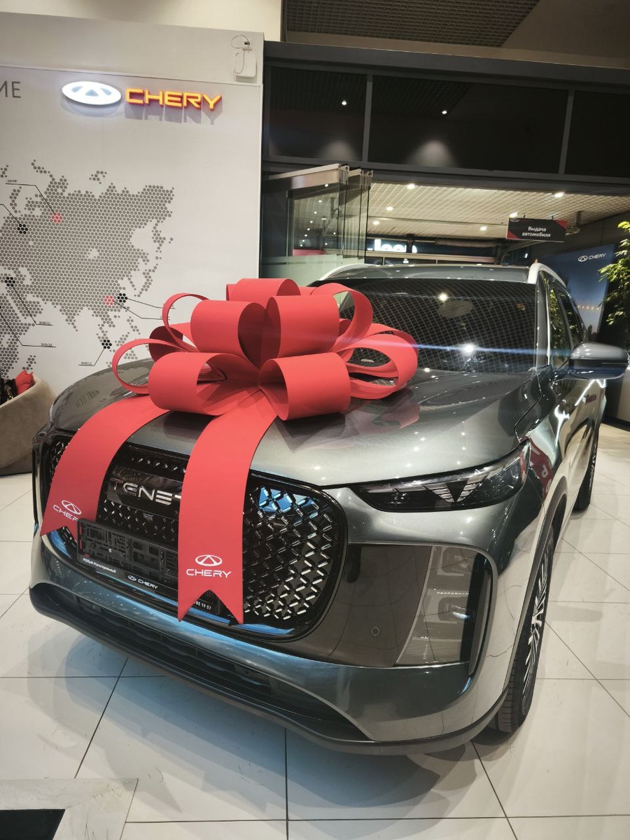 Новый автомобиль в салоне официального дилера