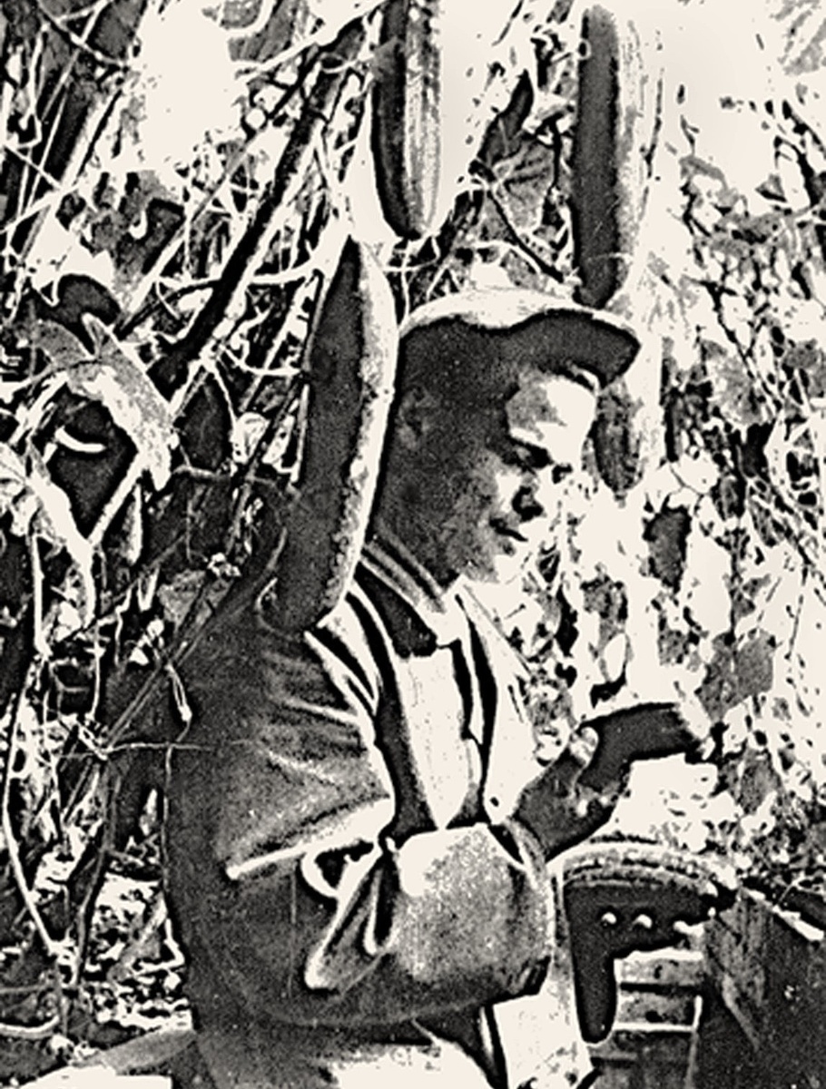 Вячеслав Пальман в лагерной теплице. Сороковые годы. Фото из архива И. Паникарова. 