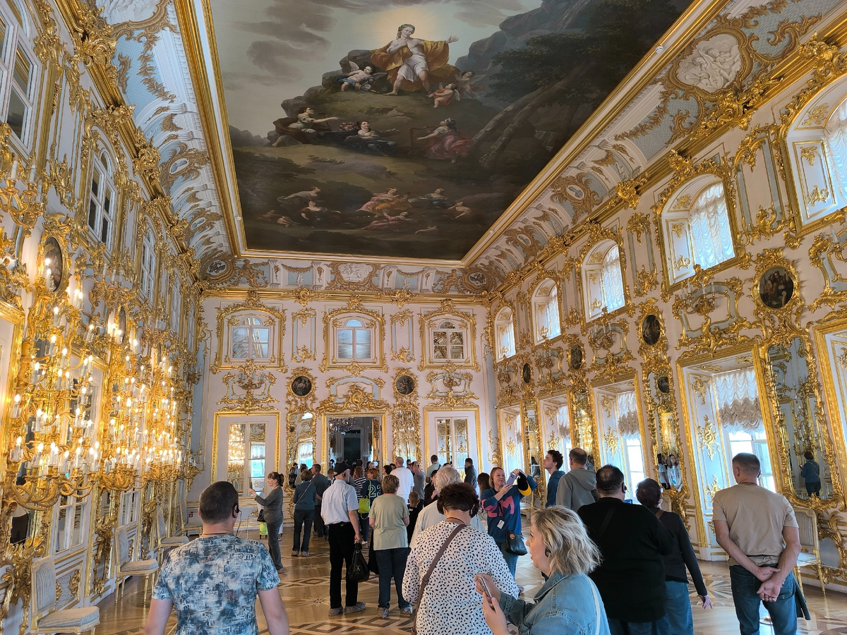 Бальный зал времён Елизаветы Петровны. Роскошное барокко. Она очень любила такой стиль во всём.