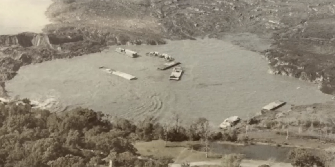 Озеро, которое сожрала дыра. История о том, как 13 миллионов тонн воды исчезли за 10 минут.