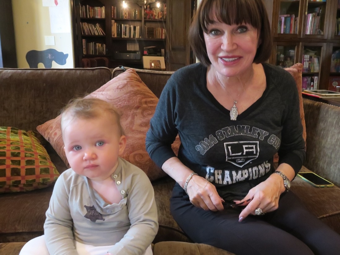 Мама Миллы с внучкой