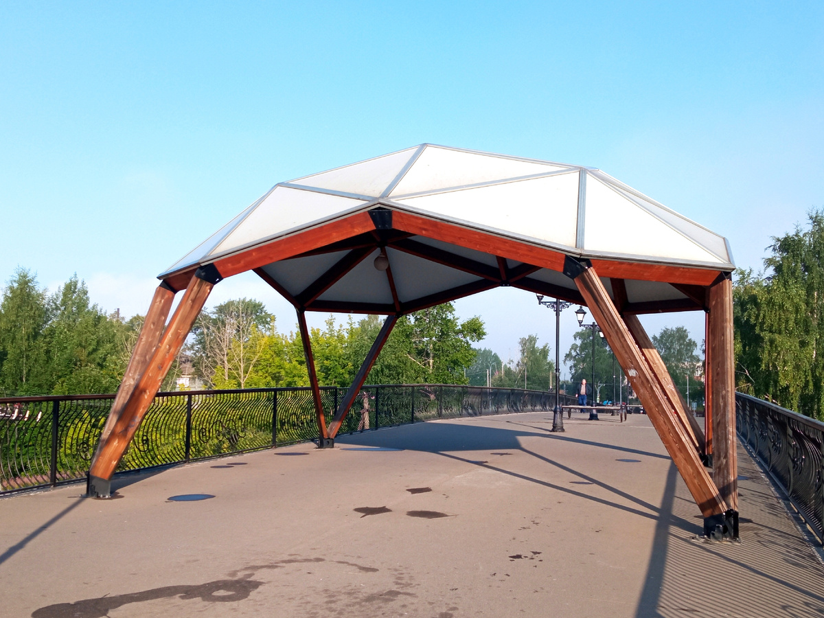 Навес на горбатом мосту в Котласе