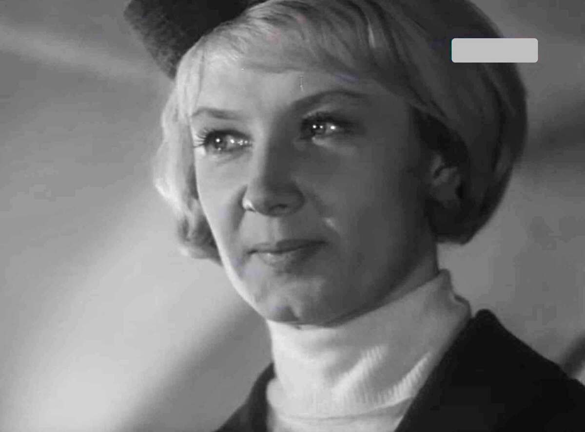 Кадр из фильма "Стюардесса". Алла Демидова в роли стюардессы Ольги Ивановны