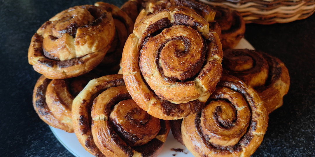 Булочки с корицей из слоеного теста за 30 минут