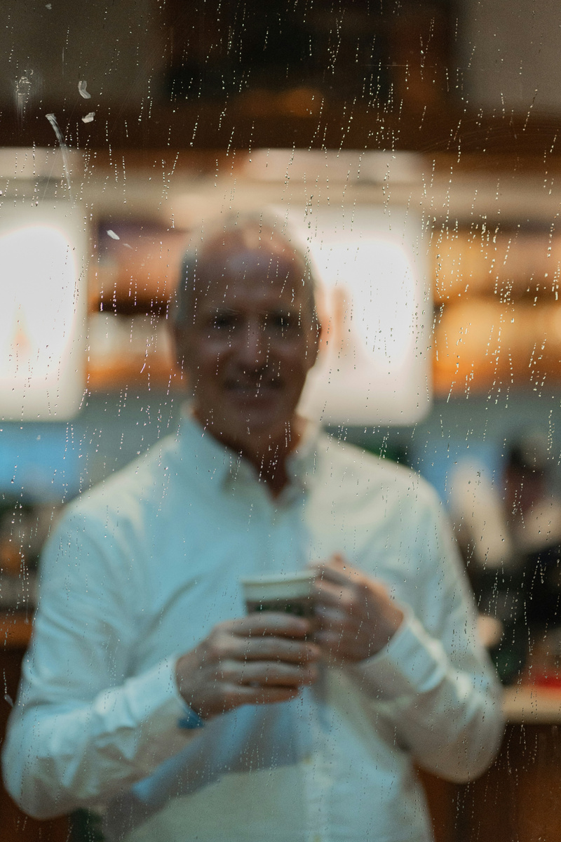 "За стёклами квадратных окон"(с) Писатель за стеклом - в ногу со временем:) Фото: Unsplash