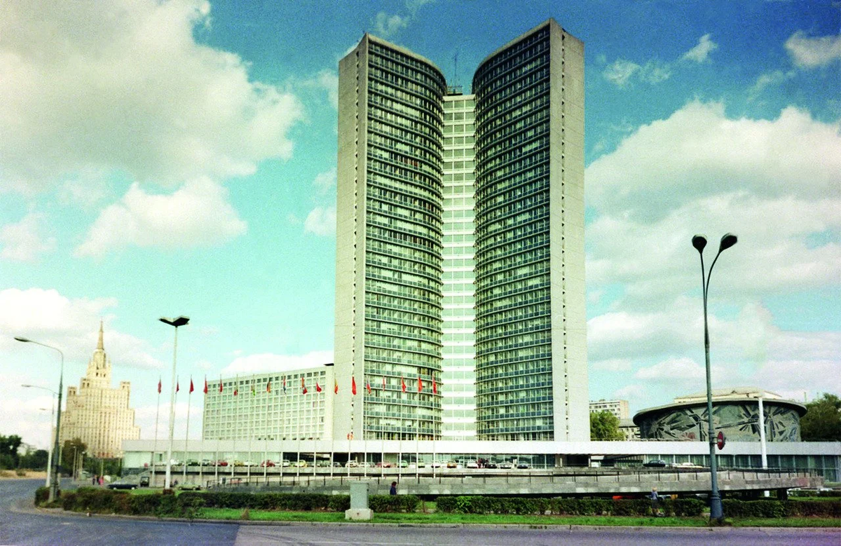 Здание СЭВ в Москве.