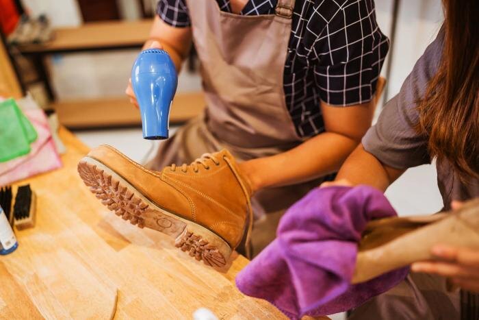 Есть несколько способов, как быстро спасти кожу, замшу и мембрану от воды. Обложка © Shutterstock / FOTODOM / Odua Images