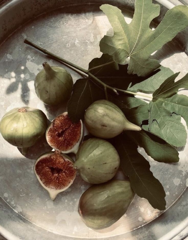 2. От зелёного и созвучия с серебром, мельхиором, оловом.