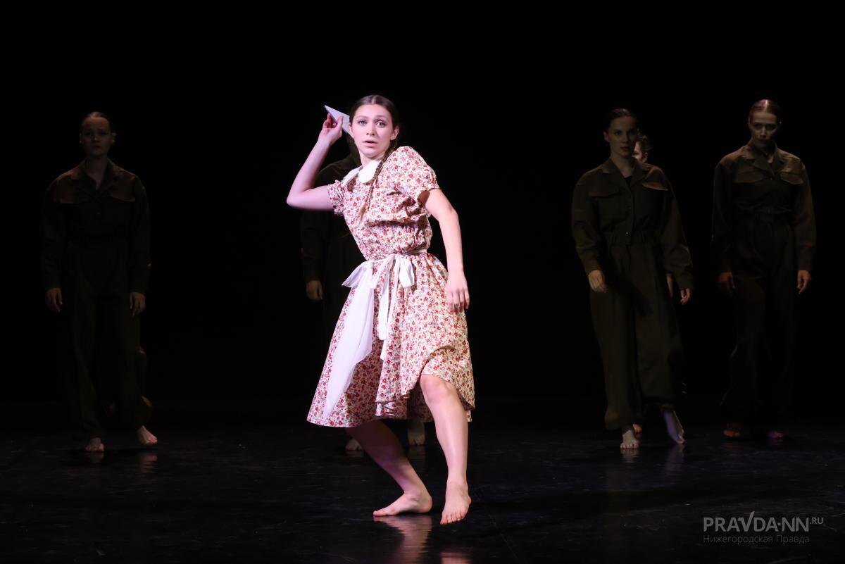    На сцене ДК Орджоникидзе ансамбль танца «Ракета» представил историю легендарного женского бомбардировочного авиаполка «Ночные ведьмы»