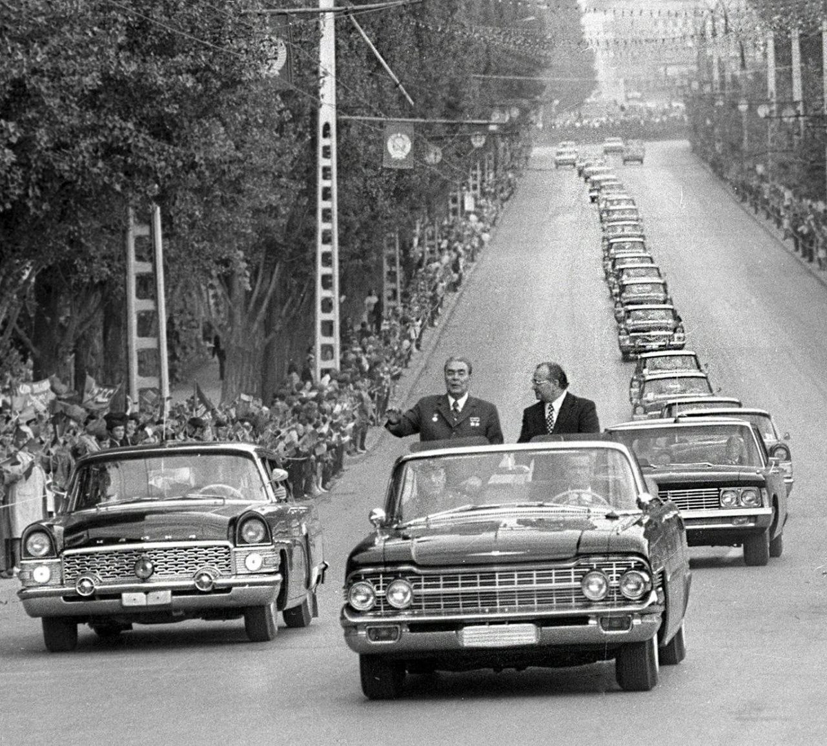 Кортеж Л.И. Брежнева. Источник (https://pikabu.ru/story/velikiy_lider_velikoy_derzhavyi_koptezh_leonida_ilicha_bpezhneva_1974_god_11329332).