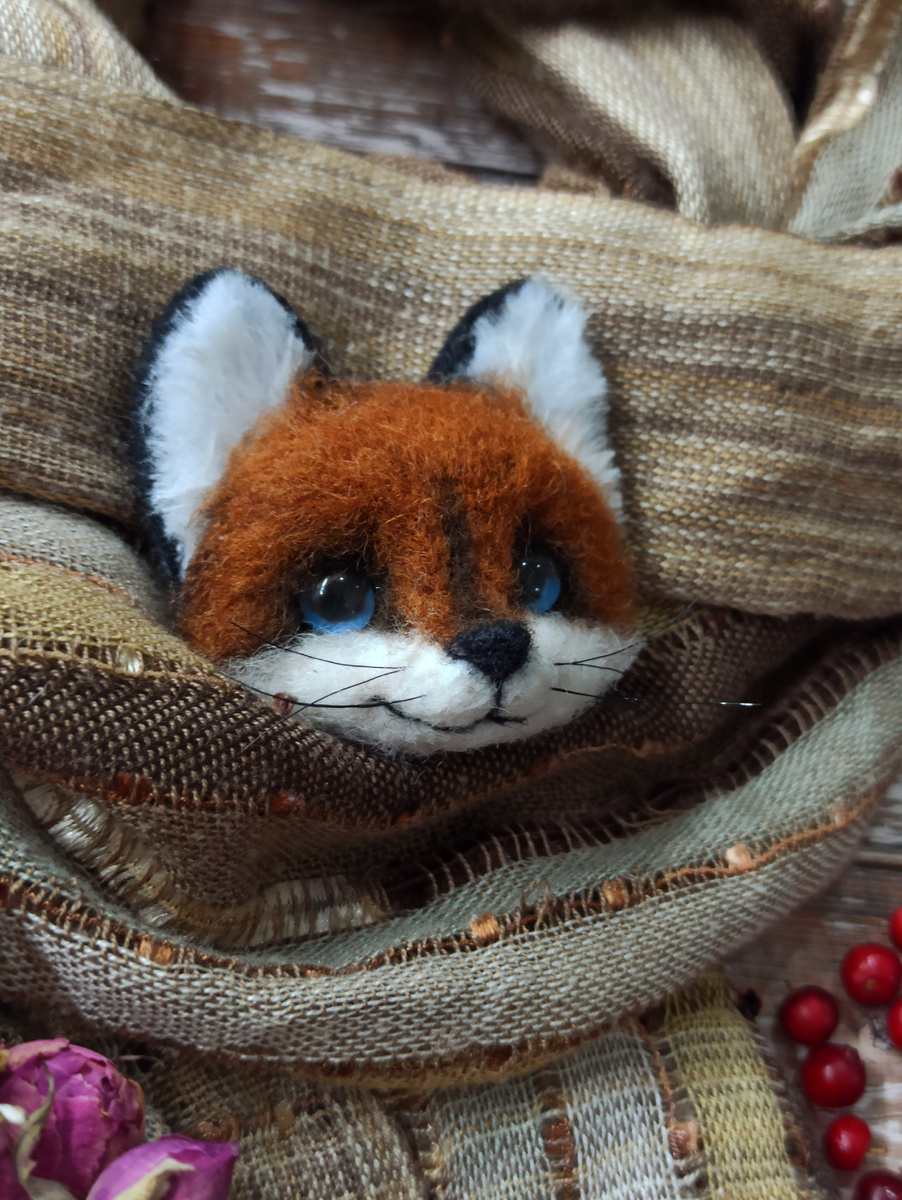 Лисичка- брошь с голубыми авторскими глазками