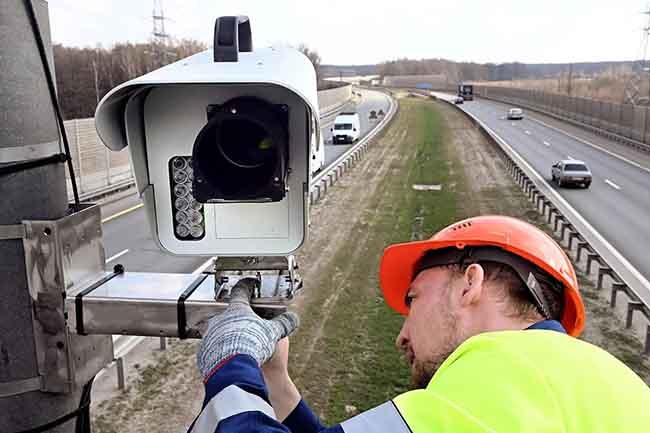 В Госдуме РФ сочли, что вологодский законопроект не будет стимулировать водителей соблюдать ПДД и скоростной режим – между камерами они смогут останавливаться на заправках или парковках и так выдерживать положенную среднюю скорость на трассе