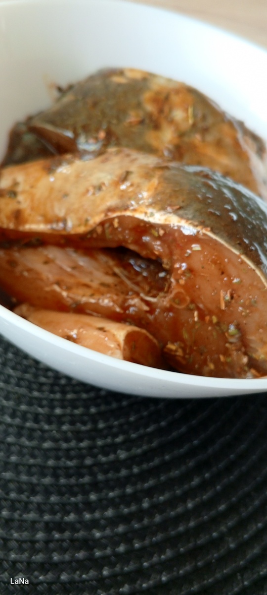 Рыбу очистить, выпотрошить, отделить голову, плавники срезать.Хорошенько вымыть и обсушить бумажными полотенцами.Нарезать на кусочки, какие вам нравятся.Замариновать, у меня маринад, соевый соус+2 ст ложки подсолнечного масла+соль+чёрный молотый перец+паприка+прованские травы.Оставляем рыбку промариноваться, на часик, периодически помешивая.