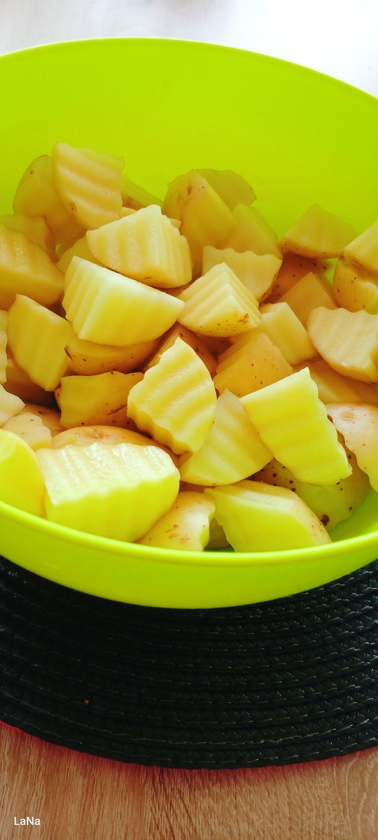 Картофель НЕ ОЧИЩАЕМ,хорошенько промываем его под водой, подсушиваем.