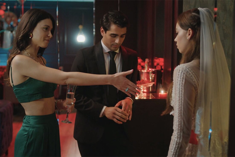 Кадр из сериала "Зимородок"