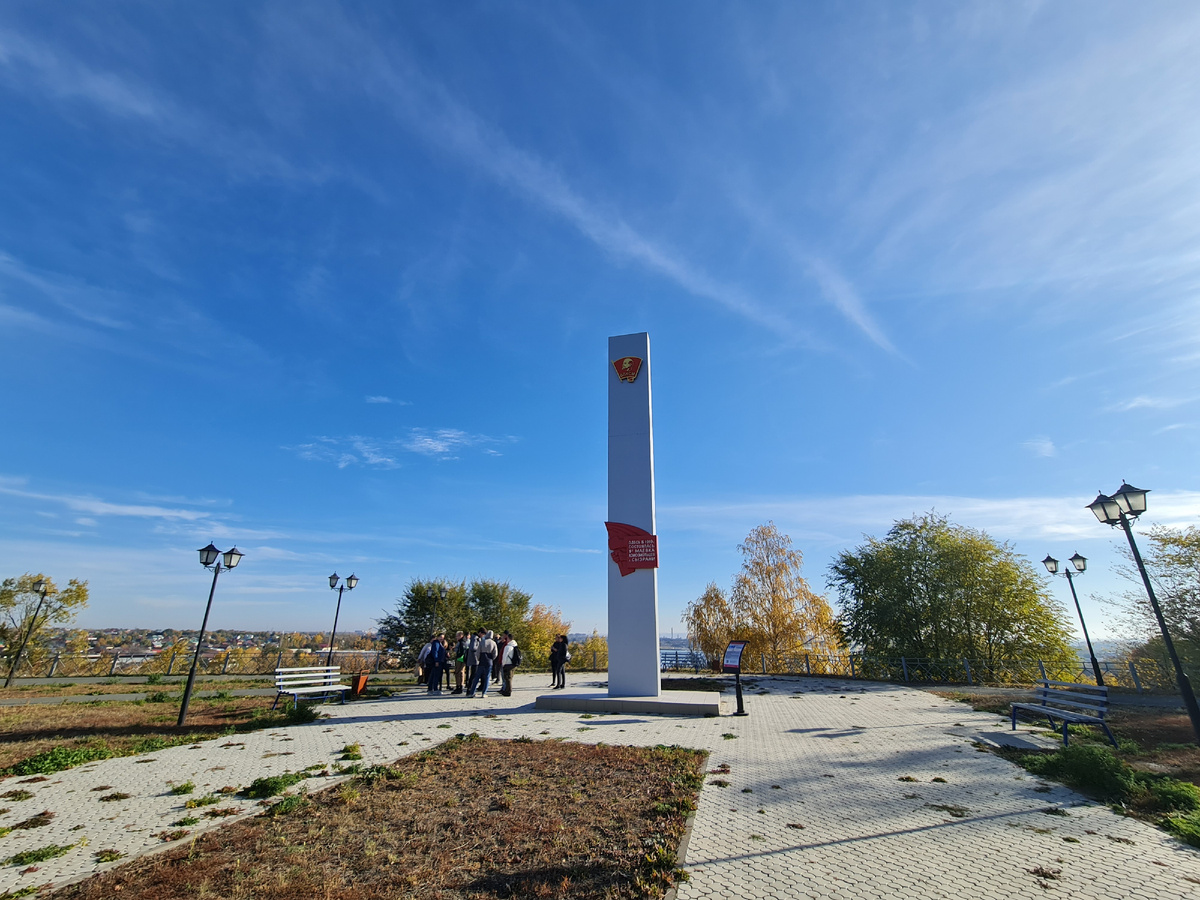 Стела первым комсомольцам Сызрани расположена на Монастырской горе города. Этот памятник был установлен в 1984 году в честь 65-летия сызранского комсомола.