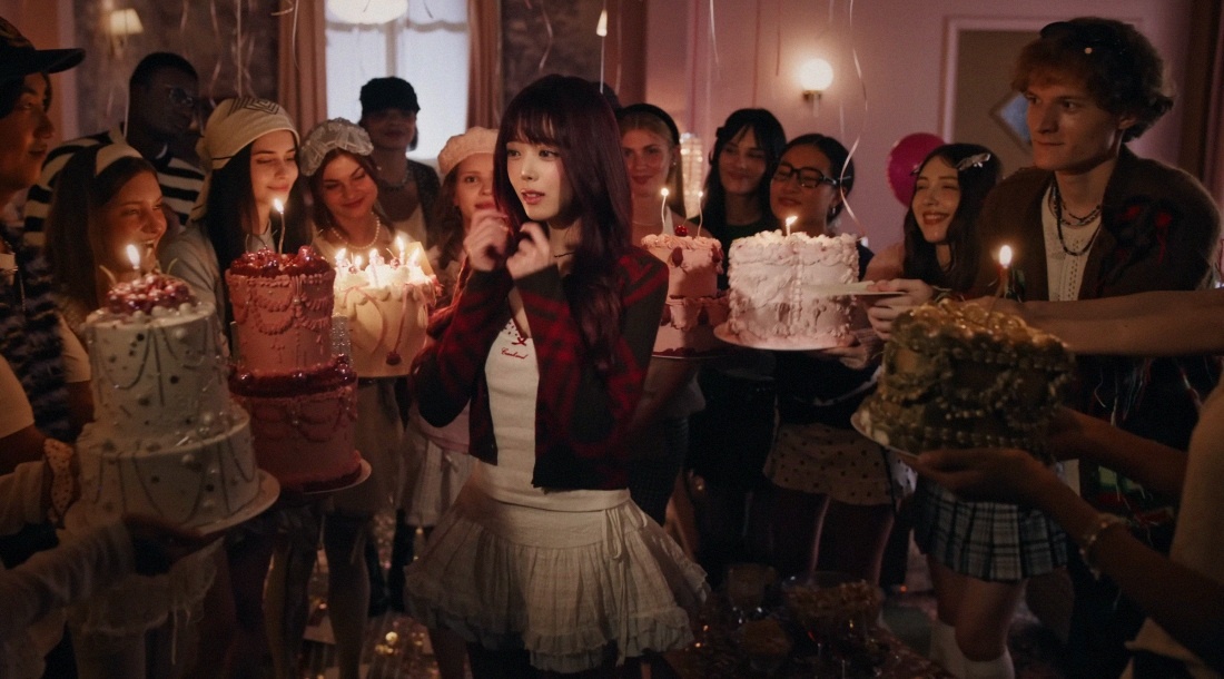     Кадр из клипа «Rock & Roll»