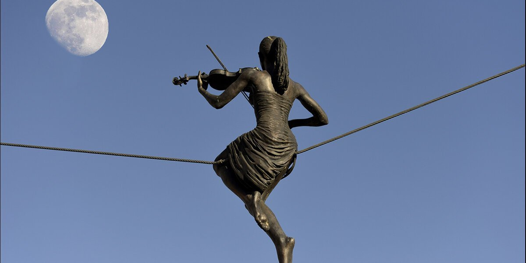 Магия или физика? Тайна парящих скульптур, которые бросают вызов гравитации